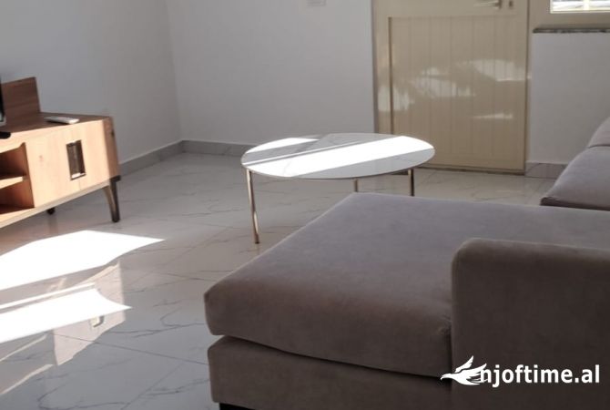 Shtepi me qera Shtepi Private ne Tirane, 3+1, Mobilimi E mobiluar, Pagesa 500  Euro.