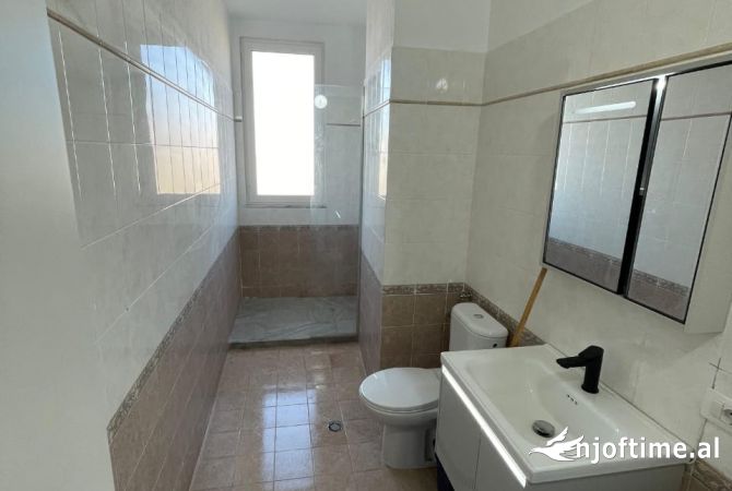 Shtepi ne shitje Apartament ne Durres, 2+1, Mobilimi E mobiluar, Pagesa 110,000  Euro.