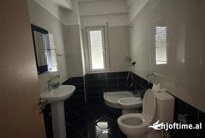 Shtepi me qera Apartament ne Tirane, 3+1, Mobilimi E mobiluar, Pagesa 600  Euro.