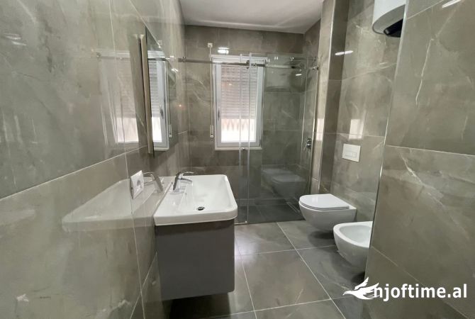 Shtepi me qera Apartament ne Tirane, 2+1, Mobilimi E mobiluar, Pagesa 900  Euro.