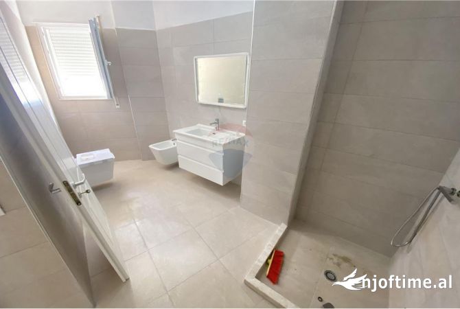 Shtepi ne shitje Apartament ne Tirane, 2+1, Mobilimi E mobiluar, Pagesa 184,000  Euro.
