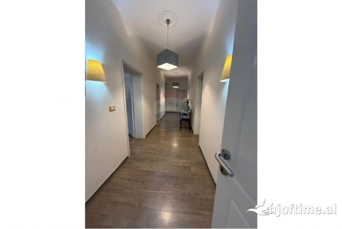 Shtepi me qera 7+1 ne Tirane - 3,000 Euro