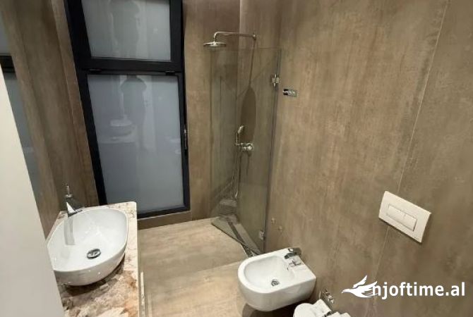 Shtepi ne shitje Apartament ne Tirane, 3+1, Mobilimi E mobiluar, Pagesa 416,000  Euro.