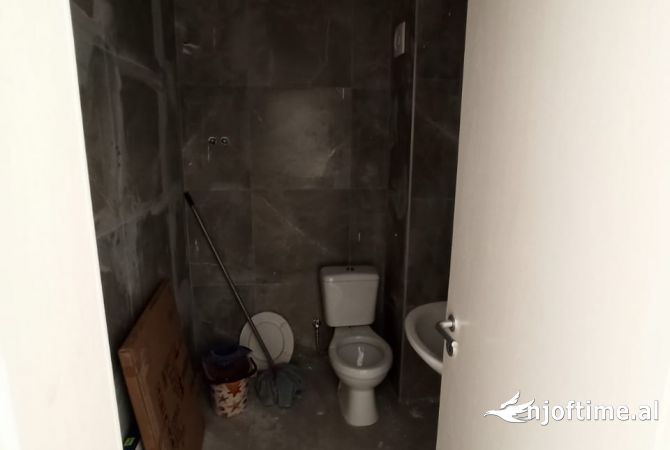 Ambient biznesi me qera 1+1 ne Tirane - 50,000 Leke