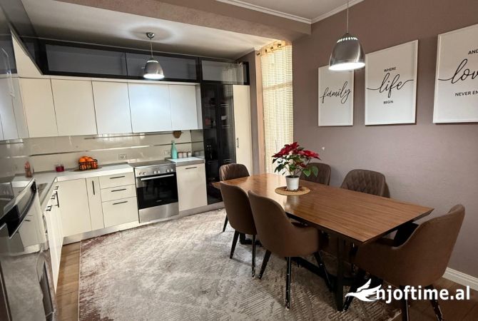 Shtepi ne shitje Apartament ne Tirane, 3+1, Mobilimi E mobiluar, Pagesa 310,000  Euro.
