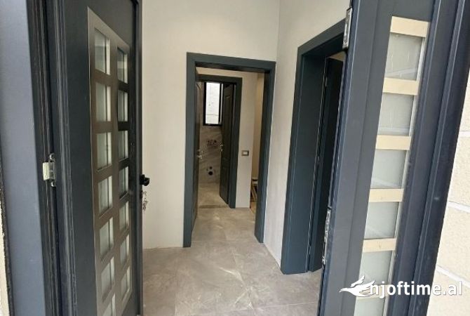 Shtepi me qera Apartament ne Tirane, 2+1, Mobilimi Bosh, pa mobiluar, Pagesa 1,100  Euro.