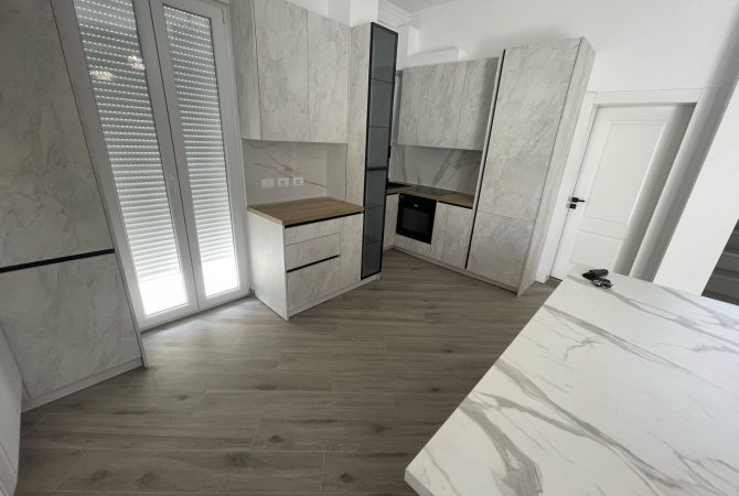 Shtepi me qera 4+1 ne Tirane - 2,000 Euro
