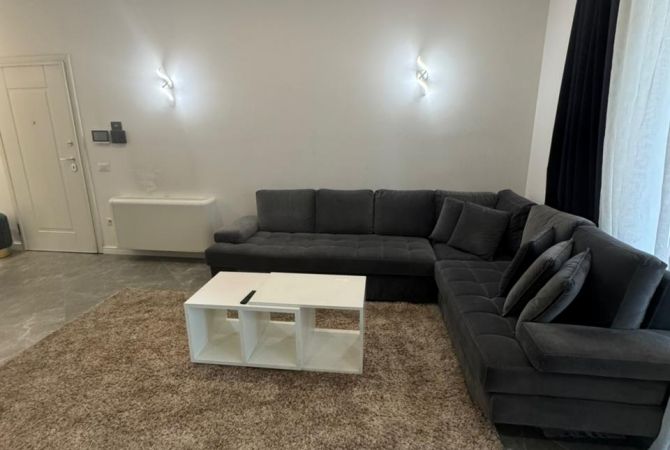 Shtepi me qera 2+1 ne Tirane - 1,300 Euro