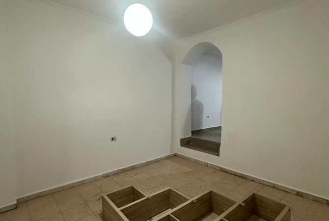 Ambient biznesi me qera 3+1 ne Tirane - 750 Euro