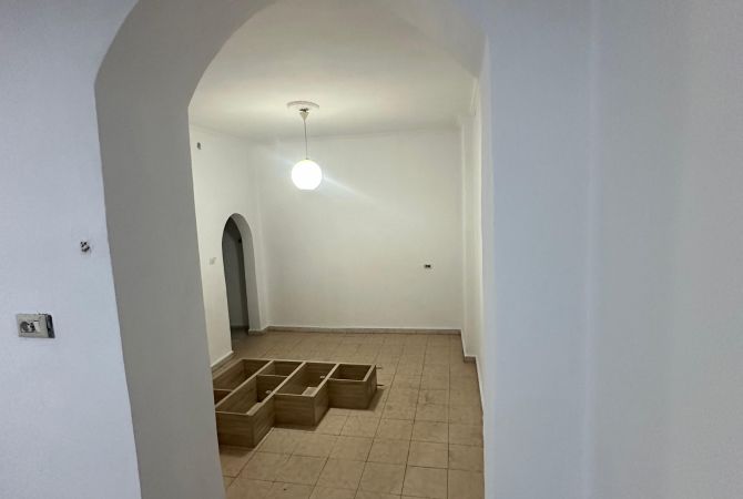 Ambient biznesi me qera 3+1 ne Tirane - 750 Euro