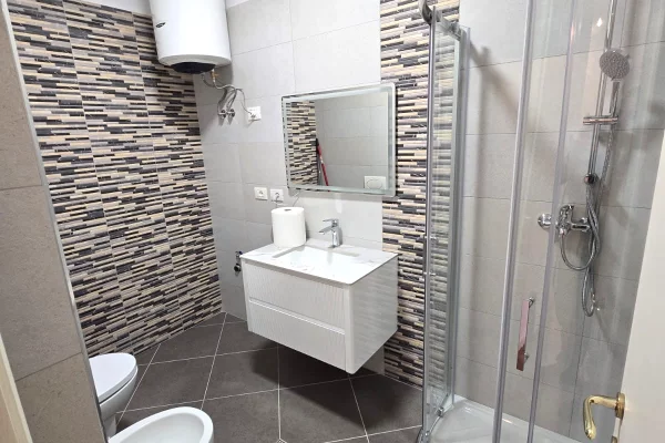 Shtepi ne shitje Apartament ne Tirane, 1+1, Mobilimi Bosh, pa mobiluar, Pagesa 218,000  Euro.