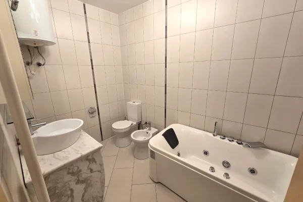 📌 Apartament 3+1 me 2 tualete per qira – Qender, Tirane