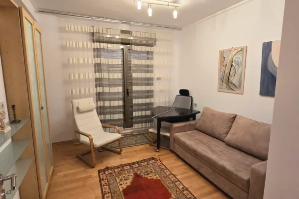 📌 Apartament 3+1 me 2 tualete per qira – Qender, Tirane