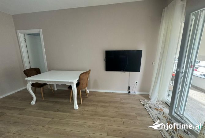Shtepi me qera Apartament ne Tirane, 2+1, Mobilimi E mobiluar, Pagesa 500  Euro.