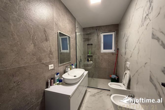 Shtepi ne shitje Vila Luksoze ne Tirane, 2+1, Mobilimi E mobiluar, Pagesa 180,000  Euro.