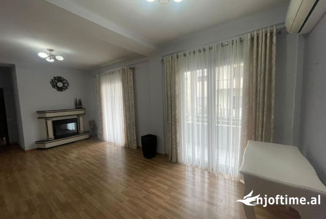 Shtepi me qera Shtepi Private ne Tirane, 7+1, Mobilimi E mobiluar, Pagesa 1,350  Euro.