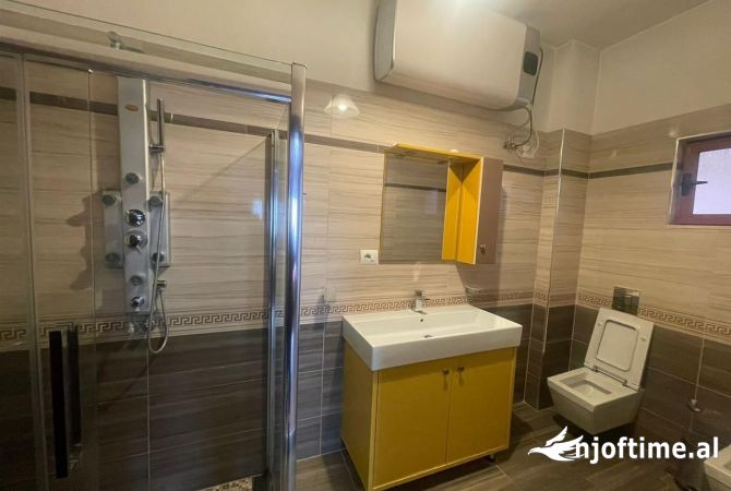 Shtepi me qera Shtepi Private ne Tirane, 7+1, Mobilimi E mobiluar, Pagesa 1,350  Euro.