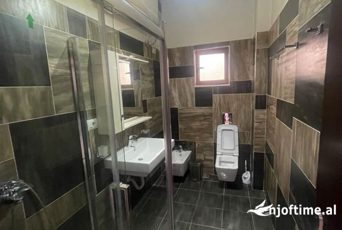 Shtepi me qera 7+1 ne Tirane - 1,350 Euro