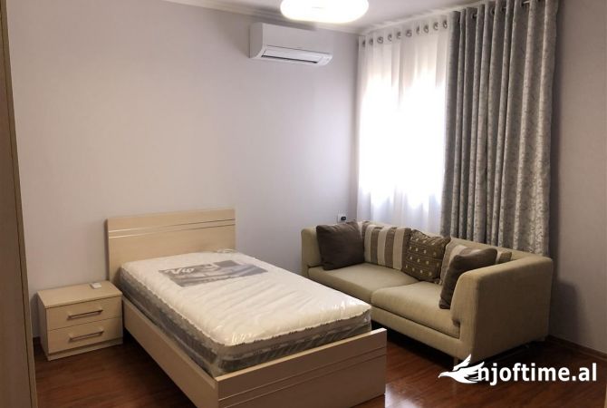 Shtepi me qera Apartament ne Tirane, 3+1, Mobilimi E mobiluar, Pagesa 1,050  Euro.