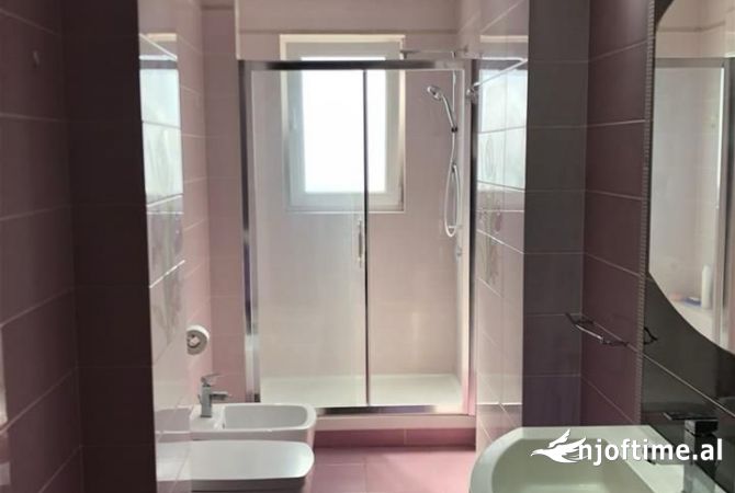 Shtepi me qera Apartament ne Tirane, 3+1, Mobilimi E mobiluar, Pagesa 1,050  Euro.