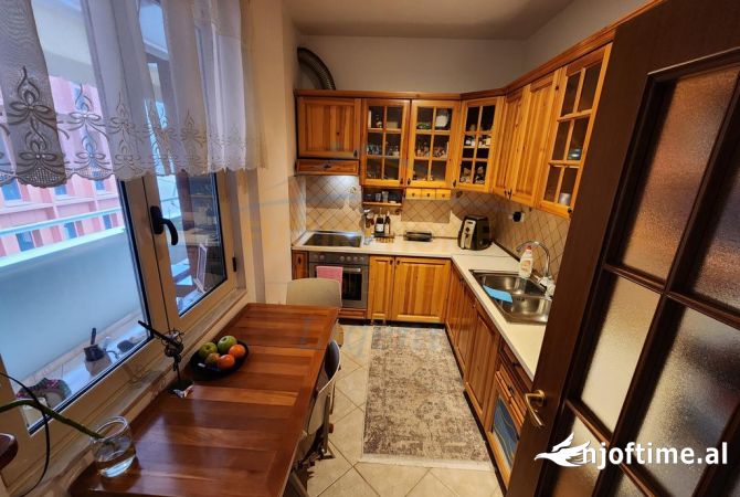 Shtepi me qera Apartament ne Tirane, 3+1, Mobilimi E mobiluar, Pagesa 1,200  Euro.