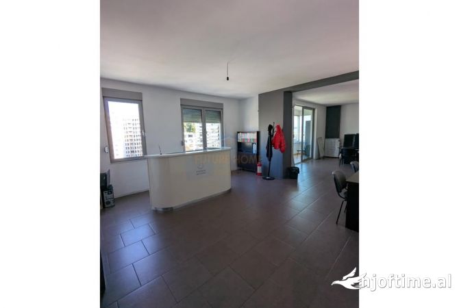 Ambient biznesi me qera 3+1 ne Tirane - 900 Euro