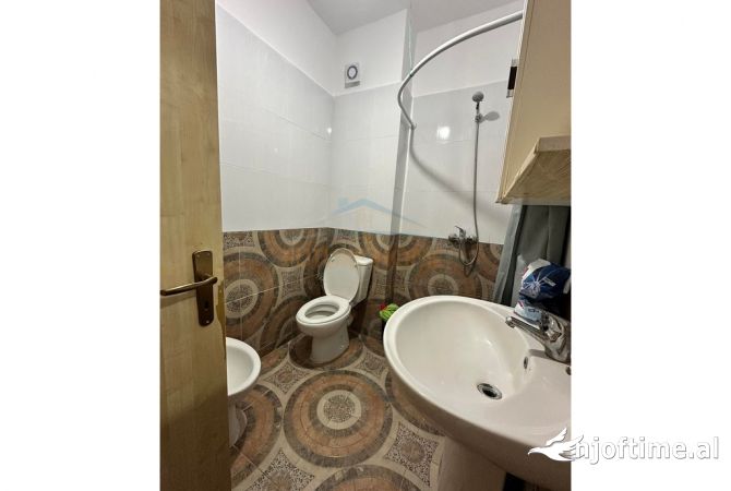 Shtepi me qera Apartament ne Tirane, 2+1, Mobilimi E mobiluar, Pagesa 400  Euro.