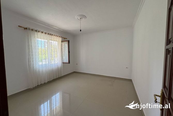 Shtepi me qera Apartament ne Tirane, 2+1, Mobilimi Pjeserisht e mobiluar, Pagesa 400  Euro.