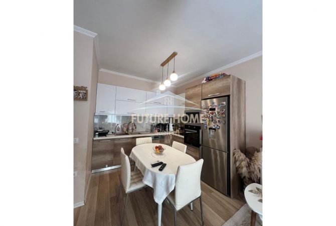 Shtepi ne shitje Apartament ne Tirane, 1+1, Mobilimi E mobiluar, Pagesa 105,000  Euro.