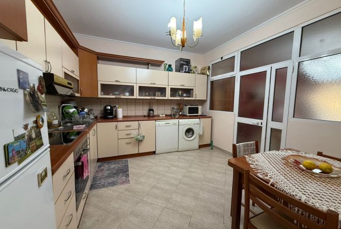 Shtepi ne shitje Apartament ne Tirane, 1+1, Mobilimi E mobiluar, Pagesa 159,000  Euro.