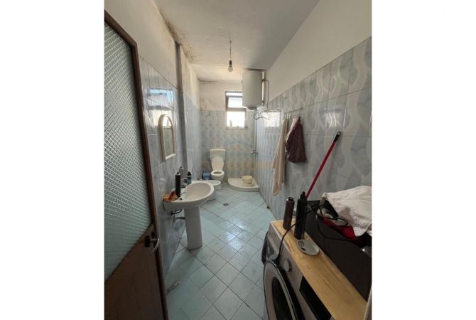 Shtepi ne shitje Apartament ne Tirane, 2+1, Mobilimi Bosh, pa mobiluar, Pagesa 125,000  Euro.