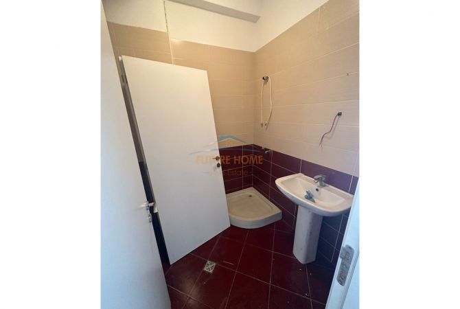 Shtepi ne shitje Apartament ne Tirane, 2+1, Mobilimi Bosh, pa mobiluar, Pagesa 300,000  Euro.