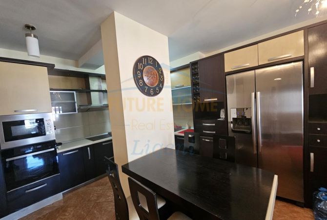 Shtepi ne shitje Apartament ne Tirane, 3+1, Mobilimi E mobiluar, Pagesa 190,000  Euro.