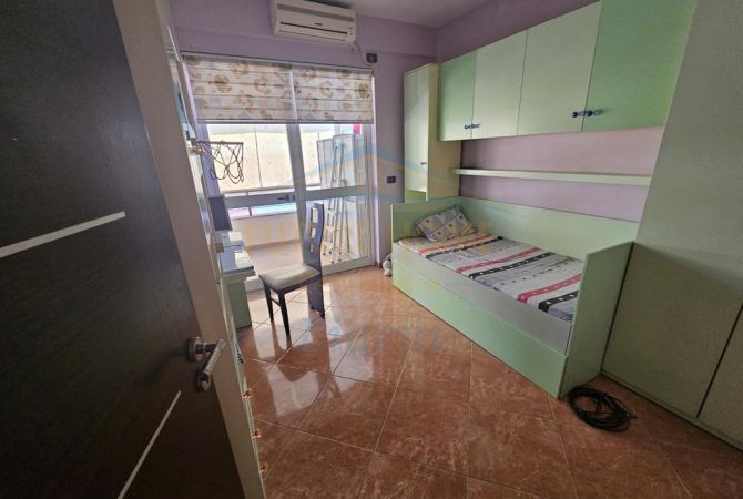 Shtepi ne shitje Apartament ne Tirane, 3+1, Mobilimi E mobiluar, Pagesa 190,000  Euro.