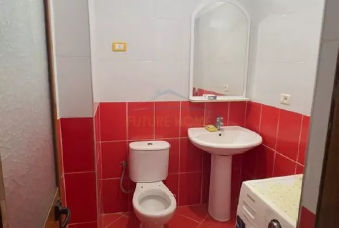 Shtepi me qera Apartament ne Tirane, 2+1, Mobilimi E mobiluar, Pagesa 650  Euro.