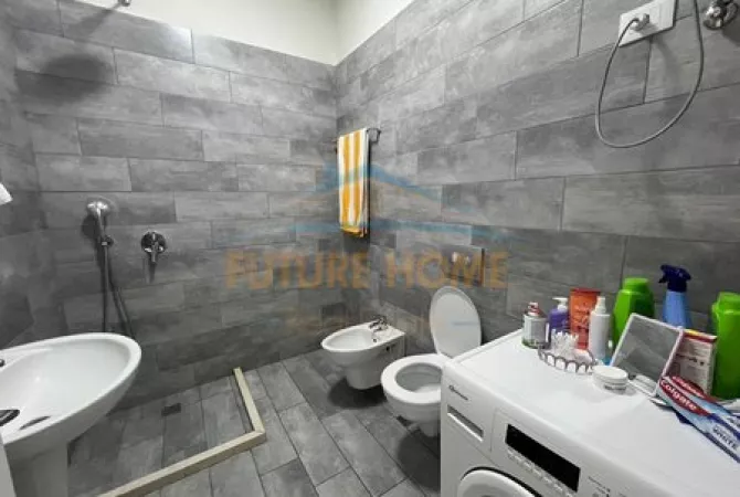 Shtepi ne shitje Apartament ne Tirane, 2+1, Mobilimi E mobiluar, Pagesa 175,000  Euro.