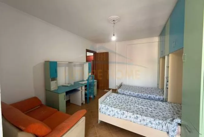 Shtepi ne shitje Apartament ne Tirane, 2+1, Mobilimi E mobiluar, Pagesa 127,000  Euro.