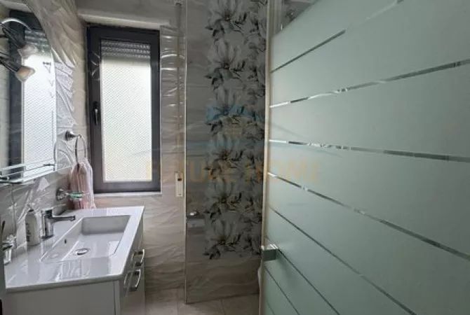 Shtepi me qera Apartament ne Tirane, 2+1, Mobilimi E mobiluar, Pagesa 750  Euro.