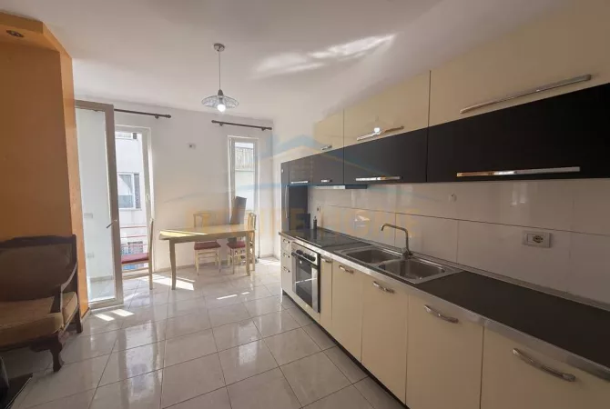 Shtepi ne shitje Apartament ne Tirane, 1+1, Mobilimi E mobiluar, Pagesa 89,000  Euro.