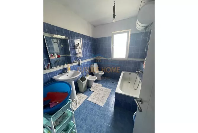 Shtepi ne shitje Apartament ne Tirane, 3+1, Mobilimi E mobiluar, Pagesa 150,000  Euro.