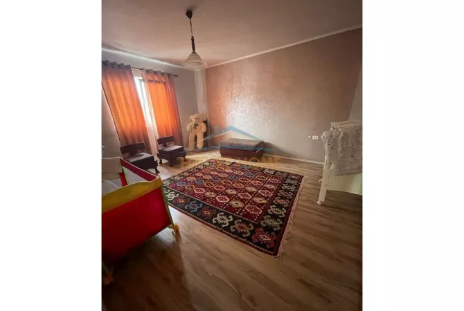 Shtepi ne shitje Apartament ne Tirane, 3+1, Mobilimi E mobiluar, Pagesa 150,000  Euro.