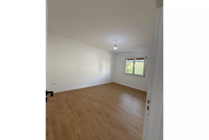 Shtepi ne shitje Apartament ne Tirane, 2+1, Mobilimi Bosh, pa mobiluar, Pagesa 122,000  Euro.