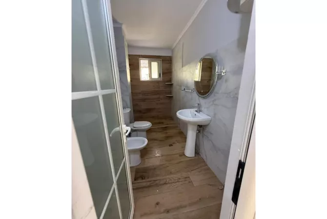 Shtepi ne shitje Apartament ne Tirane, 2+1, Mobilimi Bosh, pa mobiluar, Pagesa 122,000  Euro.