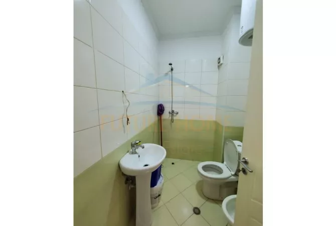 Shtepi ne shitje Apartament ne Tirane, 2+1, Mobilimi E mobiluar, Pagesa 79,900  Euro.