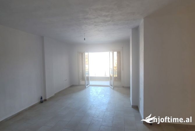 Shtepi ne shitje Apartament ne Tirane, 2+1, Mobilimi Bosh, pa mobiluar, Pagesa 195,500  Euro.