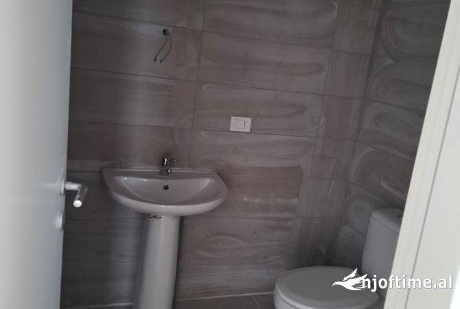 Shtepi me qera Apartament ne Tirane, 3+1, Mobilimi Bosh, pa mobiluar, Pagesa 450  Euro.