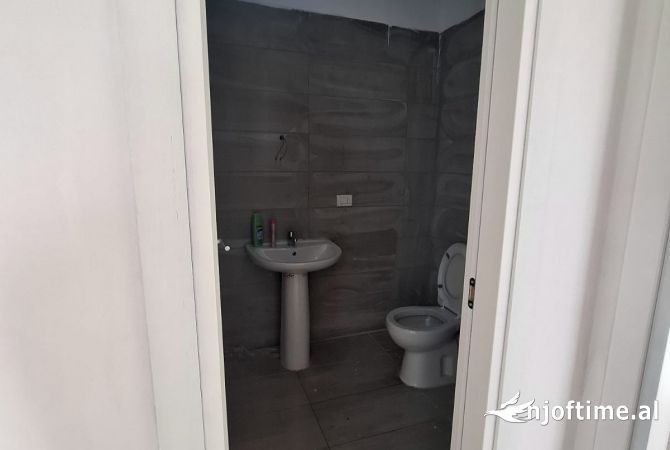 Shtepi me qera Apartament ne Tirane, 3+1, Mobilimi Bosh, pa mobiluar, Pagesa 450  Euro.
