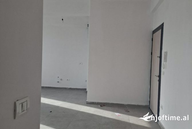 Shtepi me qera Apartament ne Tirane, 3+1, Mobilimi Bosh, pa mobiluar, Pagesa 450  Euro.