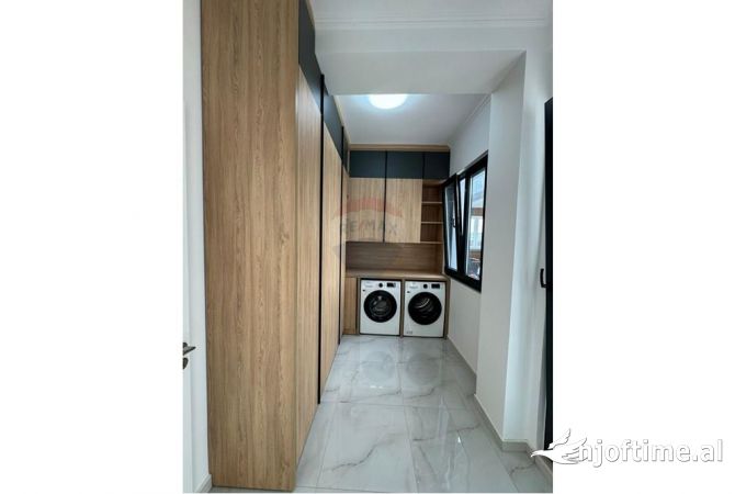 Shtepi ne shitje Penthose(kati i fundit panoramik) ne Tirane, 3+1, Mobilimi E mobiluar, Pagesa 470,000  Euro.