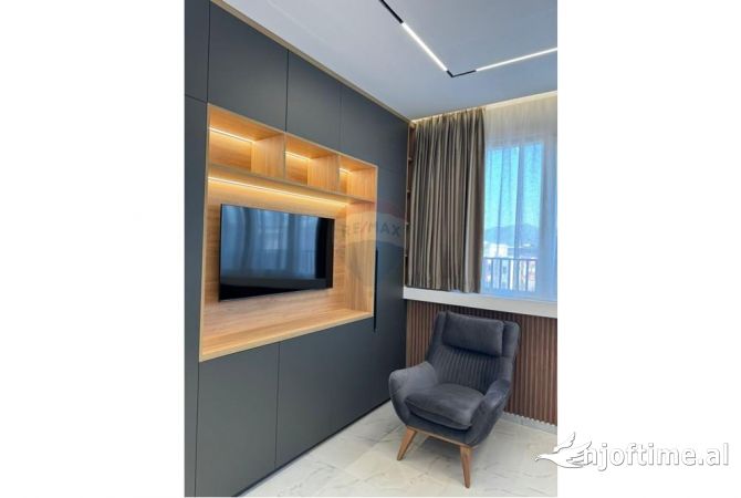 Shtepi ne shitje Penthose(kati i fundit panoramik) ne Tirane, 3+1, Mobilimi E mobiluar, Pagesa 470,000  Euro.